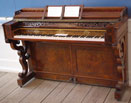 Piano Console Pape - Modell mit gesägten Konsolenunterfängen Piano Console Pape - Modell mit gesägten Konsolenunterfängen